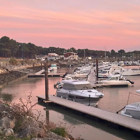 Hébergement de vacances 4 Pièces - 6 Pers - Proche Mer, Animaux Admis, Parking - Fr-1-705-16